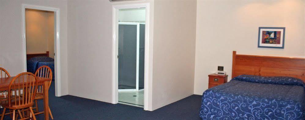 Breakout Motor Inn Каура Экстерьер фото